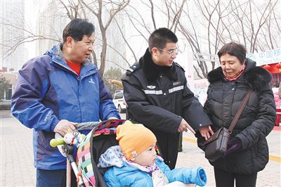 朝陽國際風情節(jié)，周小勇（中）提醒老人注意安全。朝陽公安分局供圖