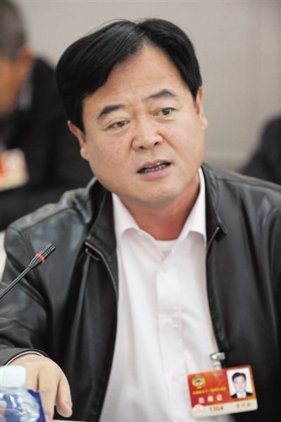 　政協(xié)委員、中國通用技術(shù)集團(tuán)董事長賀同新稱，按照2014年的數(shù)字，他的薪水下降了近50%。圖/CFP