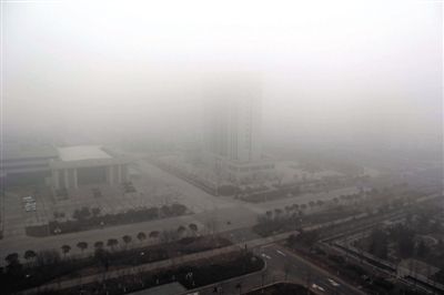 昨日，連云港市贛榆區(qū)14層高樓上拍攝的大霧天氣。當日，江蘇省多地出現大霧天氣。新華社發(fā)