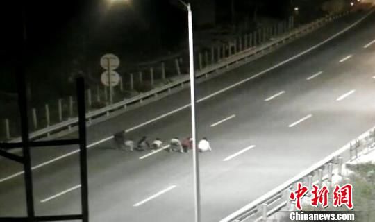 孩子們將高速公路當成跑道賽跑?！【焦﹫D　攝