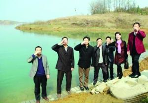 活動(dòng)儀式現(xiàn)場(chǎng)，一眾人舀起漳河水直接喝下