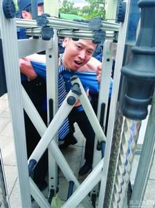 律師王甫在試圖跑進(jìn)衡陽中院大門時(shí)被圍攻者阻止，西服和襯衣被撕爛。