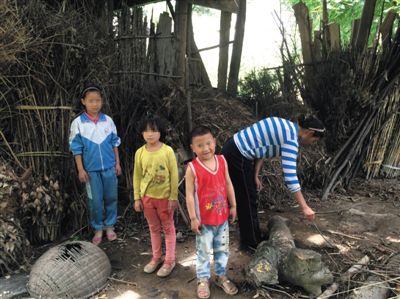 羅梅和她的三個孩子。中間兩個孩子為羅梅夫婦在逃亡途中所生。新京報記者 蕭輝 攝