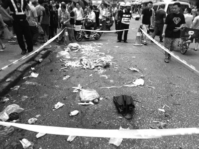 7月11日，群眾在事發(fā)現(xiàn)場(chǎng)外圍觀。新華社發(fā)