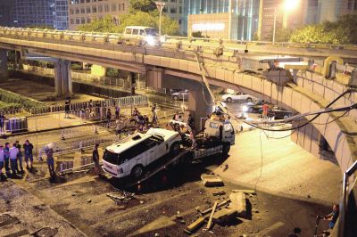 路虎車(chē)被扶正后，救援車(chē)將其拖離現(xiàn)場(chǎng)。