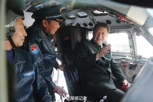 2015年2月16日，習(xí)近平登上戰(zhàn)機(jī)，坐進(jìn)駕駛艙，了解裝備性能，體驗(yàn)操作使用。