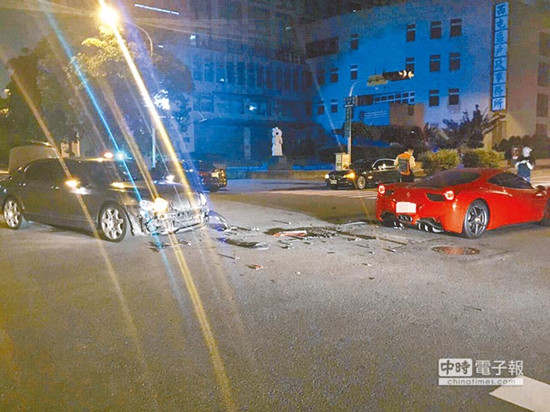 圖為車號(hào)8889的法拉利（右）和車號(hào)9888的賓利車（左）發(fā)生擦撞，法拉利車身嚴(yán)重?fù)p毀。