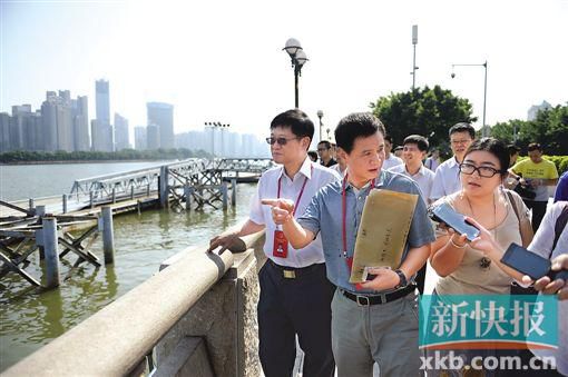 人大代表們在珠江邊現(xiàn)場調研。