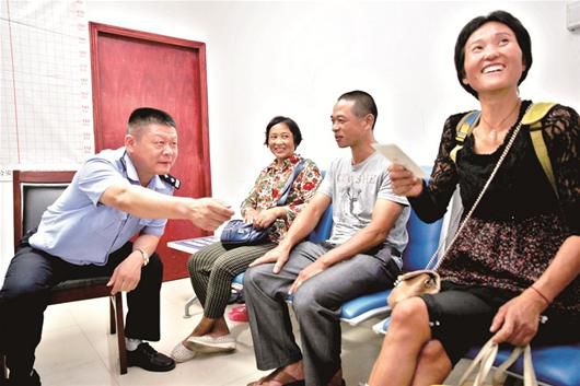 在民警的幫助下，流浪婦女右一與親人相聚