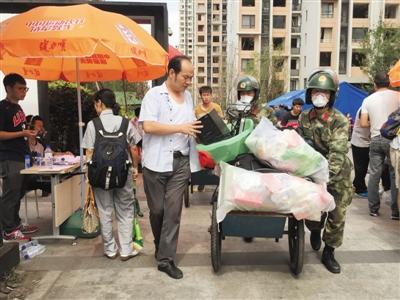 9月8日，天津?yàn)I海海港城小區(qū)，武警幫助居民搬東西。