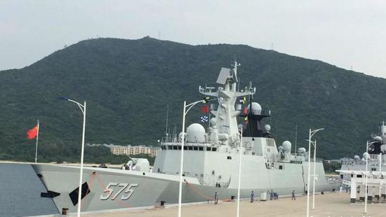 中國海軍艦艇編隊(duì)12日上午從三亞起航,參加“和平友誼-2015”中馬兩軍首次實(shí)兵聯(lián)演。 中國海軍艦艇編隊(duì)12日上午從三亞起航,參加“和平友誼-2015”中馬兩軍首次實(shí)兵聯(lián)演。