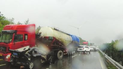 西攀高速公路追尾事故現(xiàn)場(chǎng)。