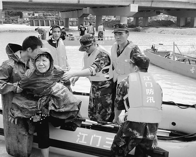 5日，廣東江門市邊防官兵解救被洪水圍困的群眾。 廖 鍵攝（人民視覺）