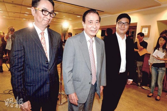 四叔李兆基(中)、長子李家杰(左)及次子李家誠 四叔李兆基(中)、長子李家杰(左)及次子李家誠