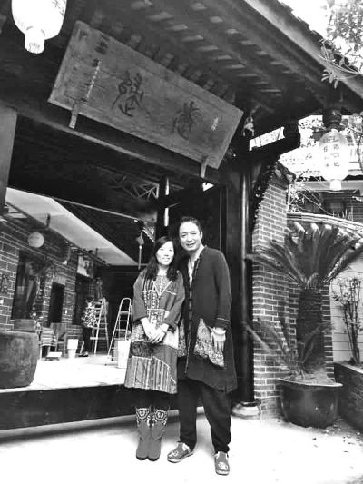 顧少?gòu)?qiáng)和丈夫在自己的客棧前合影,作為結(jié)婚照。照片由受訪者提供
