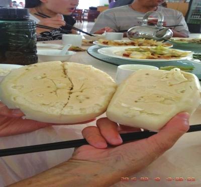 在參加山西游行程中，體驗員發(fā)現(xiàn)團餐中的饅頭已經(jīng)發(fā)霉。視頻截圖
