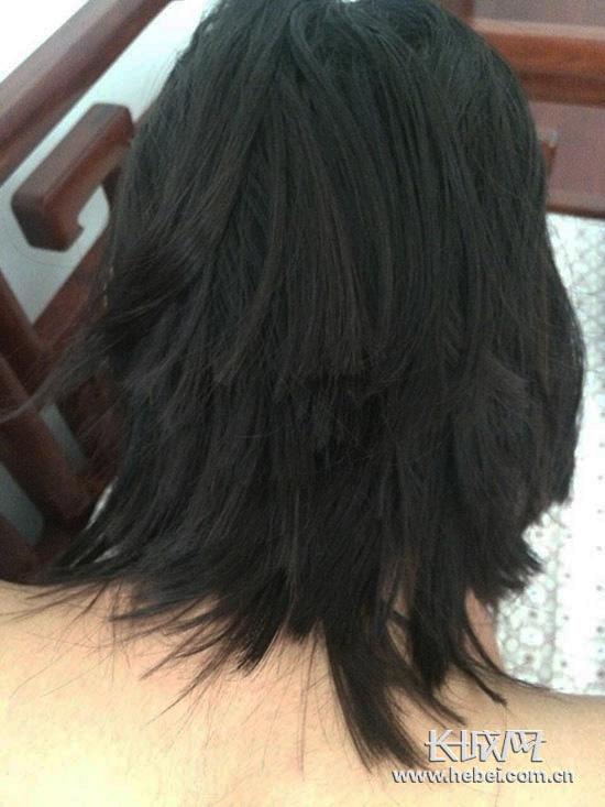 唐山市第六十二中學高一女生王某被老師剪得七零八碎的頭發(fā)。學生家長陳女士/供圖