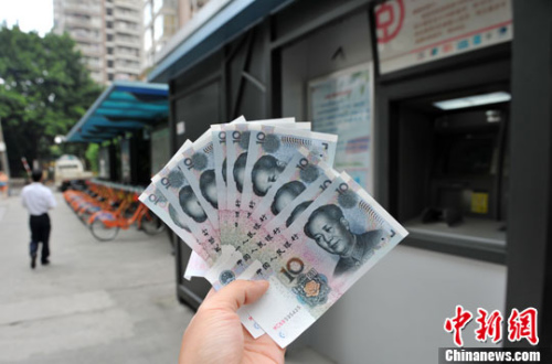 “如果是千元左右的跨行轉(zhuǎn)賬，都會(huì)先充值到支付寶，然后再轉(zhuǎn)到相應(yīng)銀行賬戶中”，肩負(fù)3000多元月供的北京白領(lǐng)小李告訴中新網(wǎng)記者，這樣操作起來(lái)方便、省時(shí)，還免去下載好幾個(gè)銀行客戶端的麻煩。