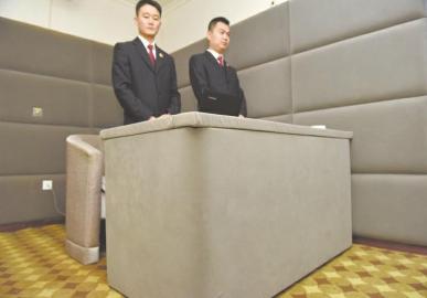 審訊室、居住室內(nèi)的桌椅板凳都進(jìn)行了軟包。