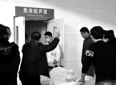 在寧夏醫(yī)科大學(xué)總醫(yī)院，一名傷者被緊急送往超聲室檢查。