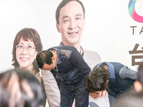 國民黨明天下午將召開臨時中常會，決定由誰擔任代理主席。圖為朱立倫與王如玄上午到競選總部，向支持自己競選的志工們一一致意，感謝他們的陪伴。圖片來源：臺灣《聯(lián)合報》