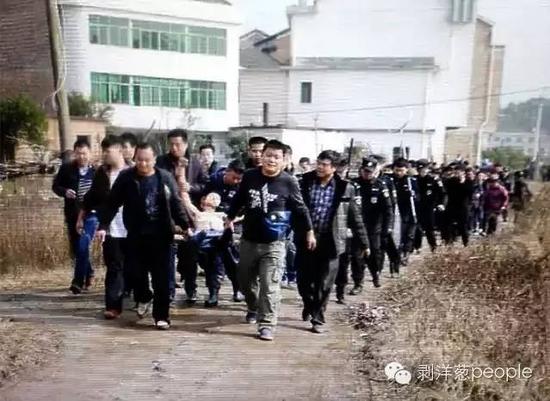 聶露勇被抓獲時(shí)畫面。