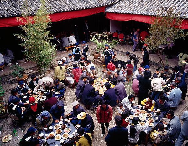 貴州畢節(jié)織金縣板橋鄉(xiāng)政府公職人員在整頓村民亂辦酒席時(shí)，雙方發(fā)生沖突并互有出手。