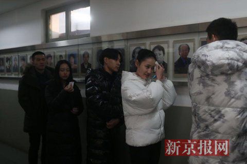 表演系考生考前正用紙巾卸妝。