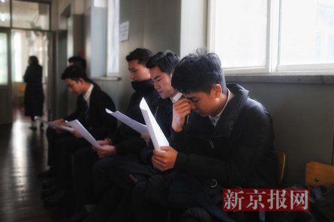 主持系考生正在備考區(qū)等待考試。