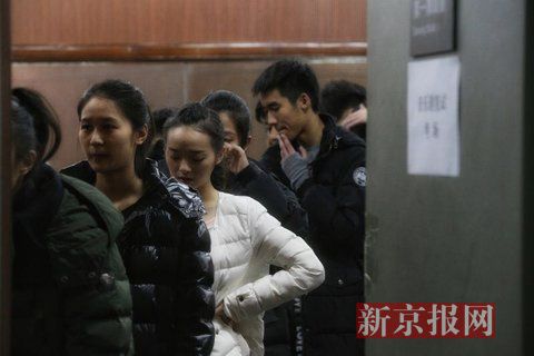音樂劇系考生在備考區(qū)域等待考試。新京報記者 周崗峰 攝