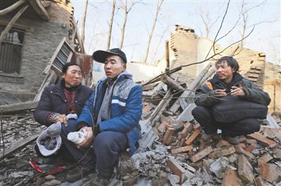 2014年1月，取保候?qū)彽乃螤幑夂透改缚粗鴼垟〉姆孔?，默默流淚
