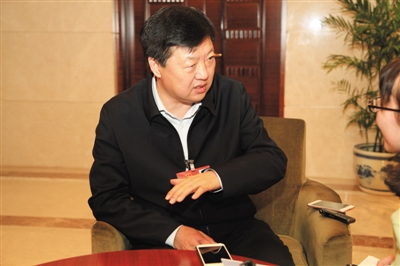 昨日下午，全國人大代表、哈爾濱市長宋希斌在駐地接受新京報記者專訪。張磊 攝