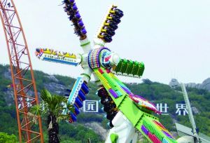 3月28日零點(diǎn)剛過(guò)幾分鐘，上海迪士尼6月16日開(kāi)園日的門(mén)票就宣告售罄，巨大的訪問(wèn)量一度導(dǎo)致票務(wù)系統(tǒng)出現(xiàn)間歇性故障，被網(wǎng)友調(diào)侃“激烈程度堪比春運(yùn)”。網(wǎng)上甚至有“黃牛”將一張開(kāi)園門(mén)票炒到幾千元。