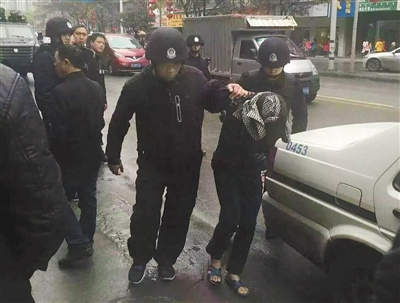 達(dá)州市警方押解剛被抓獲的犯罪嫌疑人褚思練（裹頭巾者）。 本組圖片/新華社