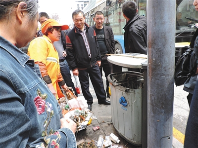 四川達(dá)州市通川區(qū)一垃圾桶，被搶槍支在此被找到。