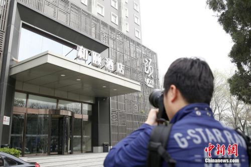 媒體記者關(guān)注北京“和頤酒店女生遇襲”事件。 圖片來源：視覺中國