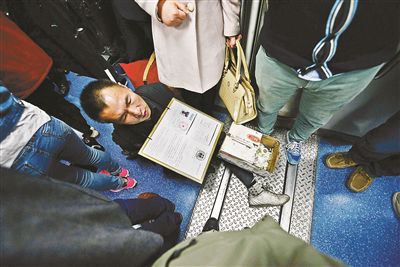 在賣藝時(shí)，李大鵬會(huì)把判決結(jié)果掛在胸前
