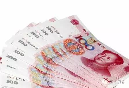 按照4月1日起上海執(zhí)行的月最低工資標(biāo)準(zhǔn)2190元計(jì)算，勞動(dòng)者在5月1日當(dāng)天加班，每天的加班工資至少有302元。如果3天都加班、不調(diào)休，加班工資至少有704元。