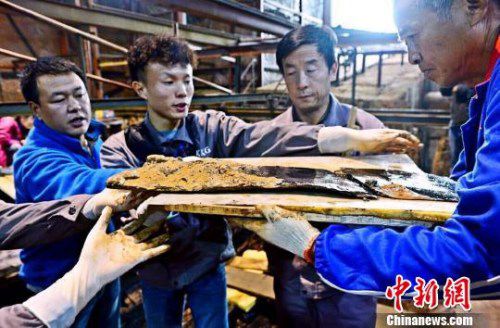 圖為南昌西漢海昏侯墓主槨室考古發(fā)掘現(xiàn)場出土了一組漆器“屏風(fēng)”?！」?攝