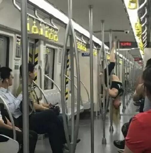 女子在地鐵上跳鋼管舞。