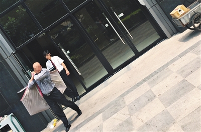 昨日11時(shí)許，新華聯(lián)國際公寓門口，一男子將電視等賭具轉(zhuǎn)移，后被警方控制
