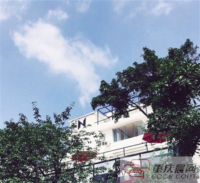 書店外觀設(shè)計感十足。