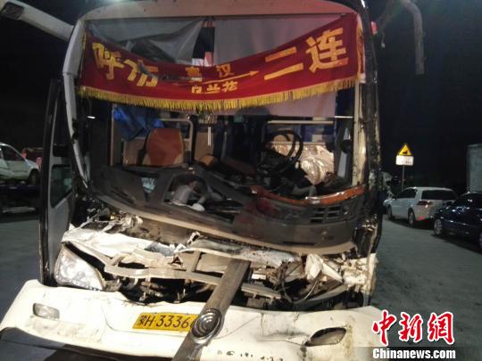 圖為載客大巴車，受損嚴重。