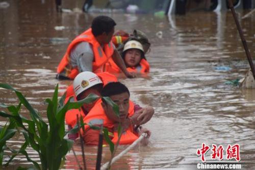 資料圖：6月20日，貴州省黔西南州暴雨成災(zāi)。圖為消防員抗洪救人?！∏髂舷?攝