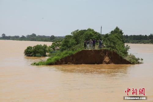 資料圖：6月21日，江西鄱陽縣濱田水庫泄洪道河堤(濱田河)潰口現(xiàn)場(chǎng)。 王劍 攝