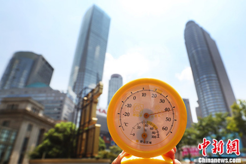7月26日中午12點(diǎn)39分，南京街頭高溫逼人，用溫度計(jì)測(cè)量的實(shí)時(shí)溫度超過40攝氏度。 中新社記者 泱波 攝