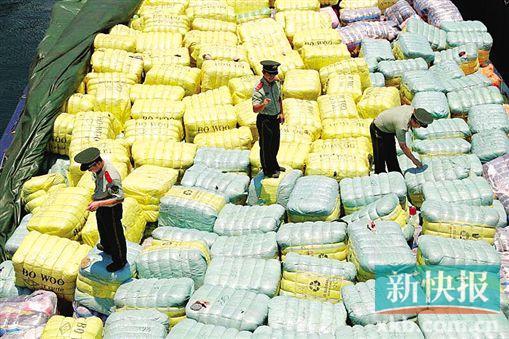 邊防官兵正在檢查截獲的走私舊衣物。 通訊員供圖