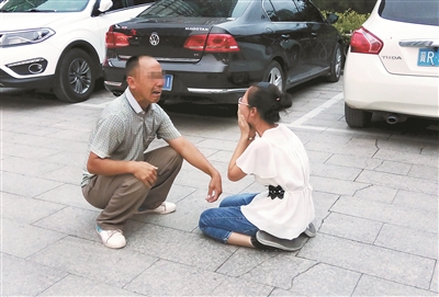 一位來自山西的父親，在燕郊找到陷入傳銷組織的女兒，當(dāng)街痛哭，求女兒回家