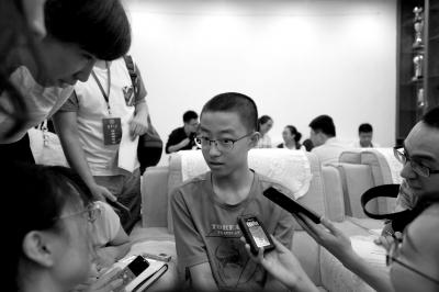 14歲的最小新生黃家琪淡定接受記者群訪。
