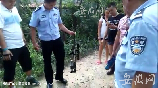 警方在案發(fā)地附近找到的槍支。